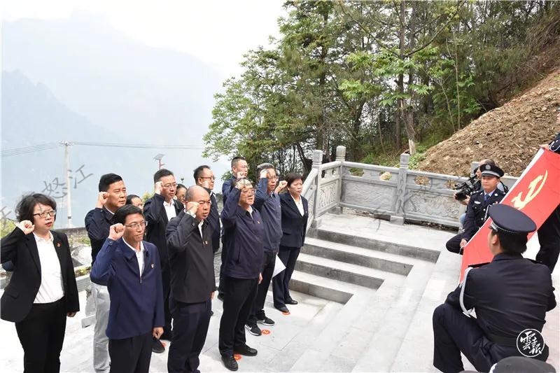 怒江常委班子走进知子罗开展党史学习教育
